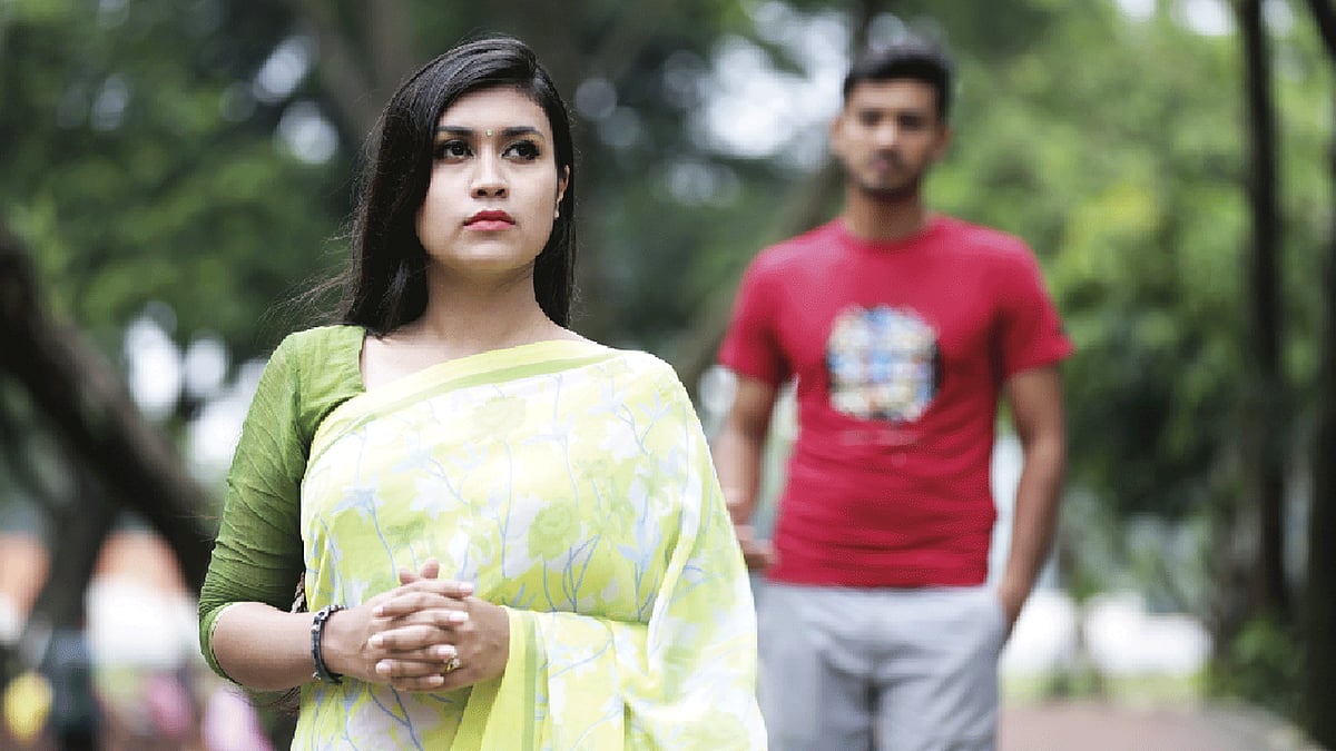 একে অন্যকে দোষারোপ না করে আলোচনার মাধ্যমে সম্পর্ক থেকে সরে আসা ভালো। মডেল: তুর্যি ও রাজন। ছবি: কবির হোসেন