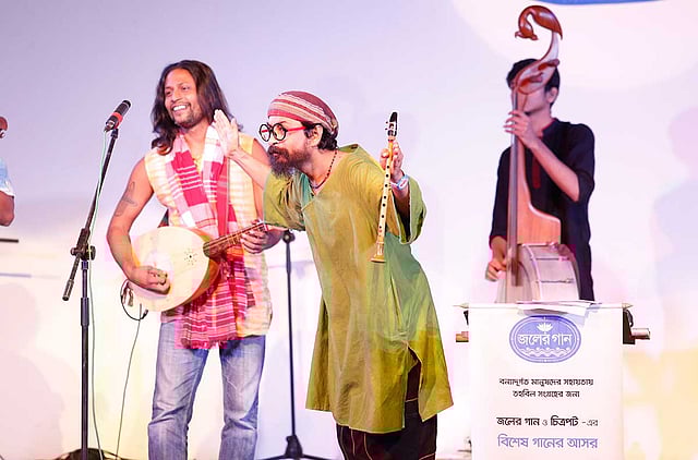 গান শোনানোর পাশাপাশি দর্শকদের গানও শোনেন জলের গানের সবাই