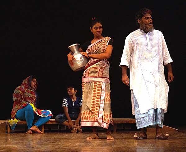 ‘ওরা কদম আলী’ নাটকে শ্রেণি বিভক্ত সমাজের একটি অতি সাধারণ চিত্র তুলে ধরা হয়েছে। ছবি প্রথম আলো