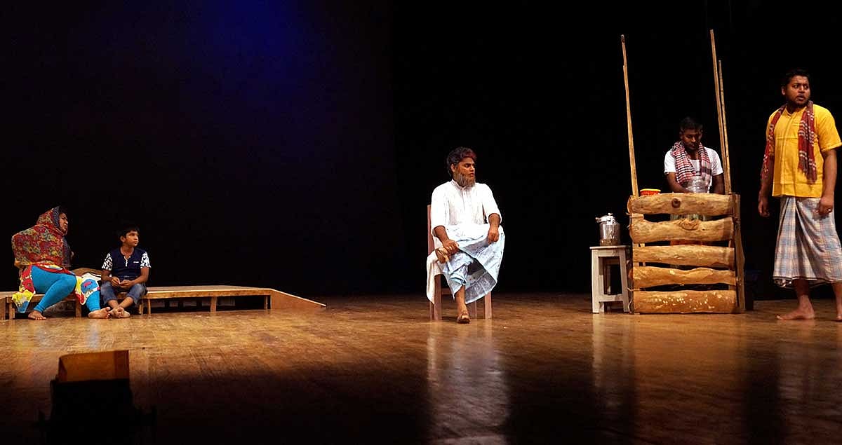 নতুন দল দৃশ্যকাব্য প্রযোজিত ‘ওরা কদম আলী’ নাটকের একটি দৃশ্য। ছবি প্রথম আলো