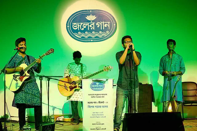 গাইছে চিত্রপট