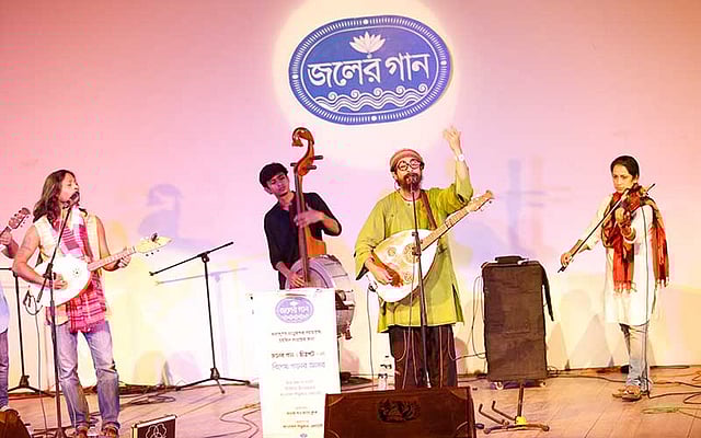 জলের গান গাইছে