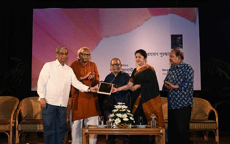 ছায়ানট ভবন মিলনায়তনে হামিদুর রাহমান পুরস্কার গ্রহণ করছেন শিল্পী মুর্তজা বশীর। ছবি: বেঙ্গল ফাউন্ডেশনের সৌজন্যে