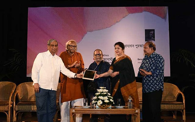 ছায়ানট ভবন মিলনায়তনে হামিদুর রাহমান পুরস্কার গ্রহণ করছেন শিল্পী মুর্তজা বশীর। ছবি: বেঙ্গল ফাউন্ডেশনের সৌজন্যে