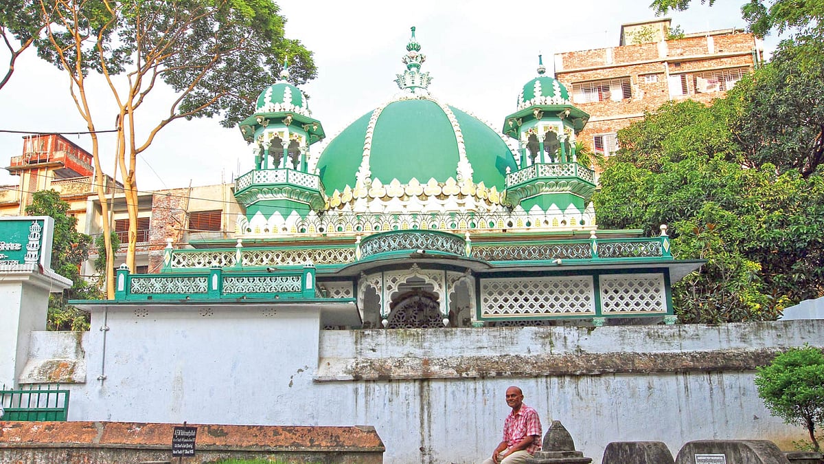 জাতীয় কবি কাজী নজরুল ইসলাম পুরান ঢাকার বেচারাম দেউড়ির এই বাগিচায় বসে বিখ্যাত কয়েকটি গান ও কবিতা লেখেন। পাশেই রয়েছে কাশ্মীরি বাবার মাজার শরিফ। ছবিটি গতকাল তুলেছেন মনিরুল আলম