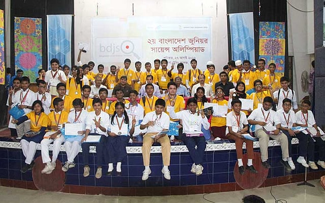 গলায় পদক, হাতে সনদ। ২য় বাংলাদেশ জুনিয়র সায়েন্স অলিম্পিয়াডে বিজয়ীদের উচ্ছ্বাস। ছবি: সংগৃহীত