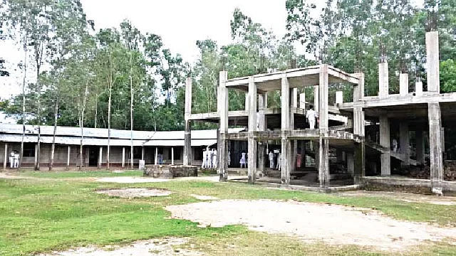 মহেশখালী উপজেলার কুতুবজোম আদর্শ উচ্চবিদ্যালয়ের নির্মাণাধীন  ভবন l প্রথম আলো