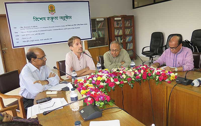 বাংলা একাডেমির মুনীর চৌধুরী সভাকক্ষে একক বক্তৃতা দেন ফ্রান্সের এর শিক্ষক এবং দক্ষিণ এশিয়া বিষয়ক গবেষক জেরেমিক কড্রন ছবি বাংলা একাডেমির সৌজন্যে