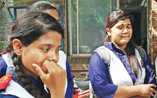 সুরাইয়ার মৃত্যুর খবরে কান্নায় ভেঙে পড়ে তার সহপাঠীরা l ছবি: প্রথম আলো