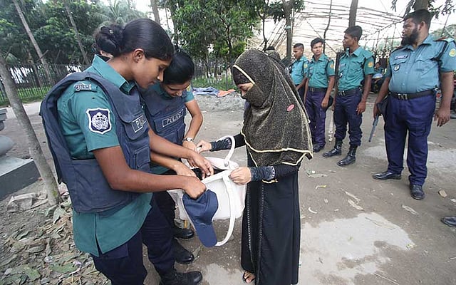 মীর কাসেমের রায় উপলক্ষে আদালত প্রাঙ্গণে নিরাপত্তা জোরদার করা হয়েছে। তল্লাশি চলছে। ছবি: আবদুস সালাম