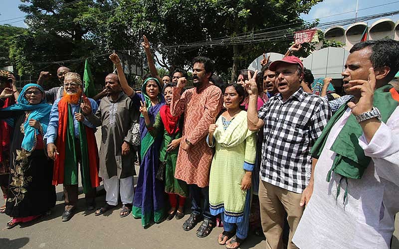মীর কাসেম আলীর ফাঁসির রায় বহাল থাকায় জাতীয় জাদুঘরের সামনে গণজাগরণ মঞ্চের উল্লাস। ছবি: আবদুস সালাম