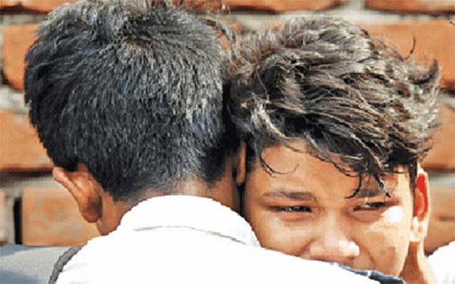 সুরাইয়ার মৃত্যুর খবরে কান্নায় ভেঙে পড়ে তার সহপাঠীরা l ছবি: প্রথম আলো