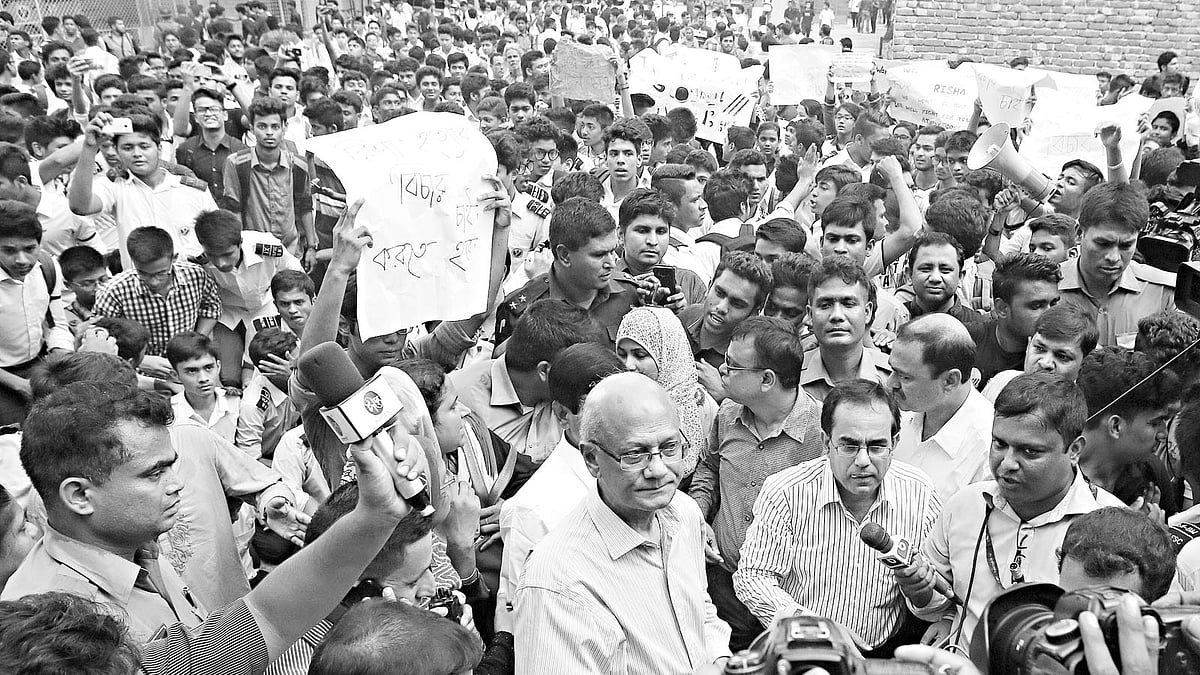 গতকাল বখাটের ছুরিকাঘাতে নিহত উইলস লিটল ফ্লাওয়ারের স্কুলছাত্রী সুরাইয়া আক্তার (রিসা) হত্যার বিচারের দাবিতে বিক্ষোভরত শিক্ষার্থী ও অভিভাবকদের আশ্বস্ত করেন শিক্ষামন্ত্রী নুরুল ইসলাম নাহিদ l ছবি: প্রথম আলো