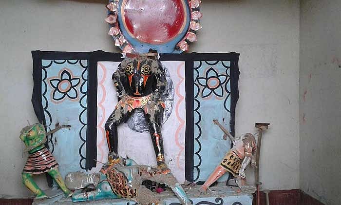 দুর্বৃত্তরা শেরপুরের শ্রীবরদী পৌর শহরের শ্মশানঘাট কালী মাতার মন্দিরের তালা ভেঙে নয়টি প্রতিমা ভাঙচুর করে। ছবি: প্রথম আলো