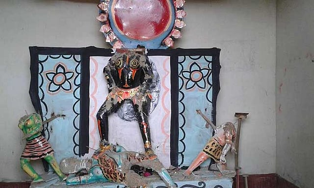 দুর্বৃত্তরা শেরপুরের শ্রীবরদী পৌর শহরের শ্মশানঘাট কালী মাতার মন্দিরের তালা ভেঙে নয়টি প্রতিমা ভাঙচুর করে। ছবি: প্রথম আলো