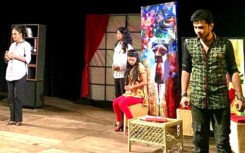 ‘নিঃসঙ্গ নিরাময়’ নাটকের একটি দৃশ্য