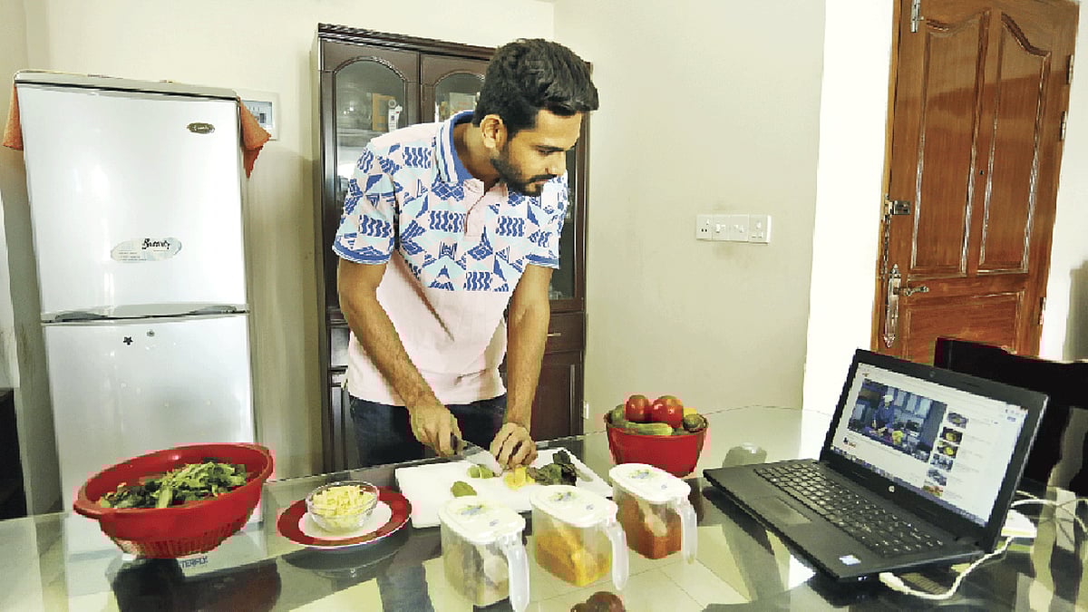 বাড়ির ছেলেটিকেও ঘরের কাজ শিখতে উৎসাহী করতে হবে। মডেল: তানজিম। ছবি: অধুনা