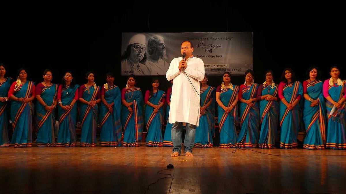 জাতীয় নাট্যশালার মূল মিলনায়তনে অনুষ্ঠিত ‘রবীন্দ্র-নজরুল সন্ধ্যা’র শুরুতে ছিল সমবেত পরিবেশনা ছবি প্রথম আলো