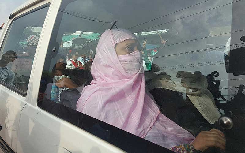 মীর কাসেমের সঙ্গে দেখা করতে পরিবারের সদস্যরা কারাগারে প্রবেশ করছেন। ছবি: প্রথম আলো