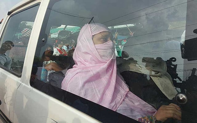 মীর কাসেমের সঙ্গে দেখা করতে পরিবারের সদস্যরা কারাগারে প্রবেশ করছেন। ছবি: প্রথম আলো