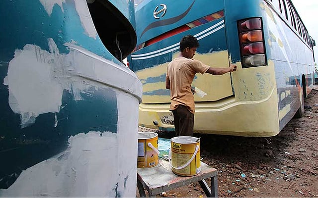 কয়েক দিন পরই ঈদুল আজহা৷ এখন পুরোনো বাসে রং দিয়ে চকচকে করার কাজ চলছে৷ শ্রমিকেরা জানান, ঈদের দুদিন আগে এসব বাস নামানো হবে৷ ছবিটি আজ রোববার সকালে রাজধানীর আমিনবাজার থেকে তোলা৷ ছবি: সাবিনা ইয়াসমিন