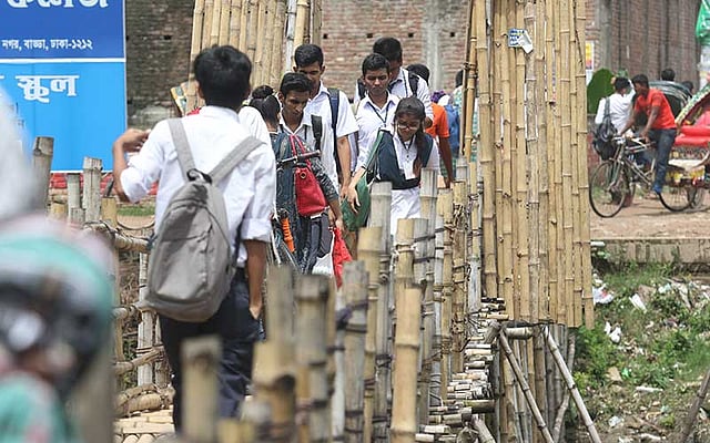 রামপুরা খালটি বনশ্রী ও আফতাব নগর এলাকাকে সংযুক্ত করতে কোনো সেতু নেই। উভয় এলাকার বাসিন্দাদের নিজেদের প্রয়োজনে একে অপরের এলাকায় যাতায়াত করতে হয়। সে ক্ষেত্রে তাদের একমাত্র ভরসা বাঁশের এই সেতুটি। ছবিটি আজ রোববার সকালে বনশ্রীর সি ব্লক এলাকা থেকে তোলা। ছবি: আবদুস সালাম