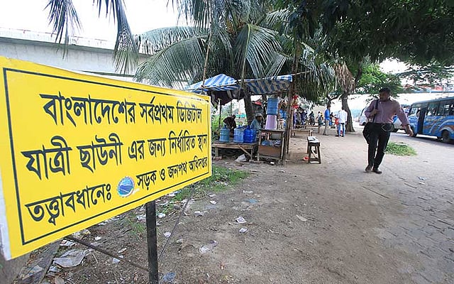রাজধানীর বিভিন্ন স্থানে ডিজিটাল যাত্রীছাউনি বসানোর জন্য নির্ধারিত স্থানে সড়ক ও জনপথ অধিদপ্তর থেকে সাইনবোর্ড বসানো হয়েছে। ছবিটি আজ রোববার দুপুরে তোলা। ছবি: আশরাফুল আলম