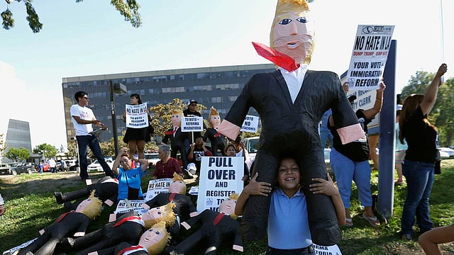 রিপাবলিকান প্রেসিডেন্ট প্রার্থী ডোনাল্ড ট্রাম্পকে ভোট দিতে পুতুল নিয়ে প্রচার চালাচ্ছে শিশুটি। যুক্তরাষ্ট্রের ক্যালিফোর্নিয়ার ফেয়ারফিল্ড কাউন্টির নরওয়াক শহর থেকে ছবিটি সম্প্রতি তোলা। ছবি: রয়টার্স