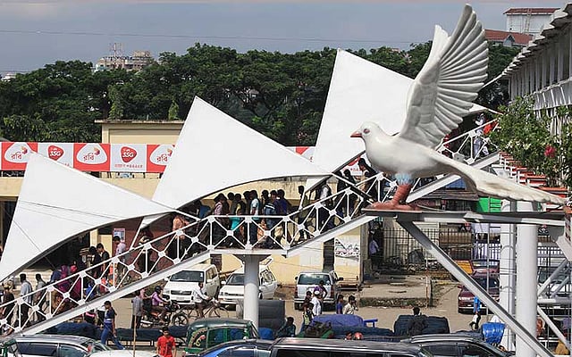 শাহজালাল আন্তর্জাতিক বিমানবন্দরের সামনে তৈরি করা আধুনিক এক্সসেলেটর সংযুক্ত পদচারী-সেতুটি দিয়ে পারাপার হচ্ছে পথচারীরা। ছবিটি আজ রোববার দুপুরে তোলা। ছবি: আশরাফুল আলম