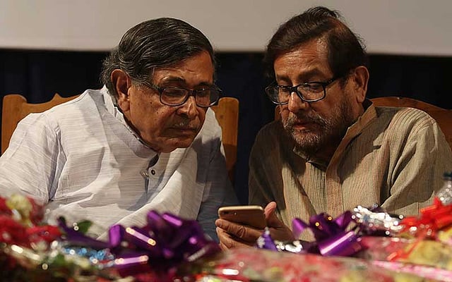 সময় প্রকাশন থেকে প্রকাশিত ‘বেলা অবেলা সারা বেলা’ গ্রন্থের প্রকাশনা অনুষ্ঠানে গ্রন্থের সম্পাদক আসাদুজ্জামান নূর এবং অনুষ্ঠানের আলোচক আবদুল্লাহ আবু সায়ীদ। ছবিটি আজ রোববার সন্ধ্যায় বাংলা একাডেমির মিলনায়তন থেকে তোলা। ছবি: আবদুস সালাম