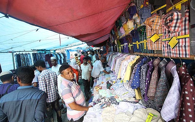 রাজধানীর পুরানা পল্টনের কমরেড মণি সিংহ রোডের পাশের ফুটপাত পুরো দখল করে ব্যবসা করছেন পোশাক ব্যবসায়ীরা। সাধারণ সময়ে ফুটপাত দিয়ে চলতে পথচারীরা অসুবিধায় পড়েন। ঈদ সামনে রেখে ফুটপাতে ব্যস্ততা আরও বেড়ে যায়। ছবিটি আজ রোববার দুপুরে তোলা। ছবি: আবদুস সালাম