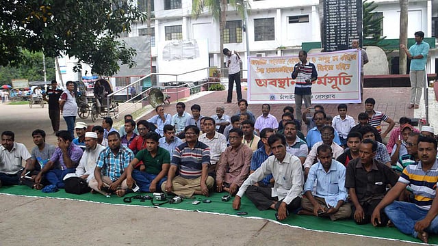 সাংবাদিক আনোয়ার হোসেন দিলু ও আব্দুর রব নাহিদের হামলাকারীদের গ্রেপ্তার ও বিচারের দাবিতে আজ রোববার বেলা ১১টা থেকে দুপুর সাড়ে ১২টা পর্যন্ত চাঁপাইনবাবগঞ্জ জেলা প্রশাসকের কার্যালয়ের সামনে মুক্তিযুদ্ধ স্মৃতিস্তম্ভে অবস্থান কর্মসূচি পালন করা হয়। ছবি: প্রথম আলো