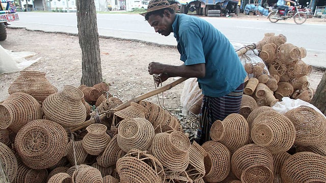 বগুড়ার কাহালু উপজেলার তিনদিঘী হাট এলাকার আশপাশের কয়েকটি গ্রামে তালের আঁশ দিয়ে ডুলি, টুপি, কলমদানি, ঝুড়িসহ বেশ কিছু শৌখিন পণ্য তৈরি করা হয়। সেগুলো পাইকারি দামে কিনে দেশের বিভিন্ন স্থানে বিক্রি করেন আজাহার উদ্দিন। কিনে নেওয়া পণ্য নিয়ে চাঁদপুরে যেতে গাড়ির জন্য অপেক্ষা করছেন আজাহার উদ্দিন। ছবিটি রোববার বগুড়া শহরের বাইপাস সড়কের ছিলিমপুর এলাকা থেকে তোলা। ছবি: সোয়েল রানা