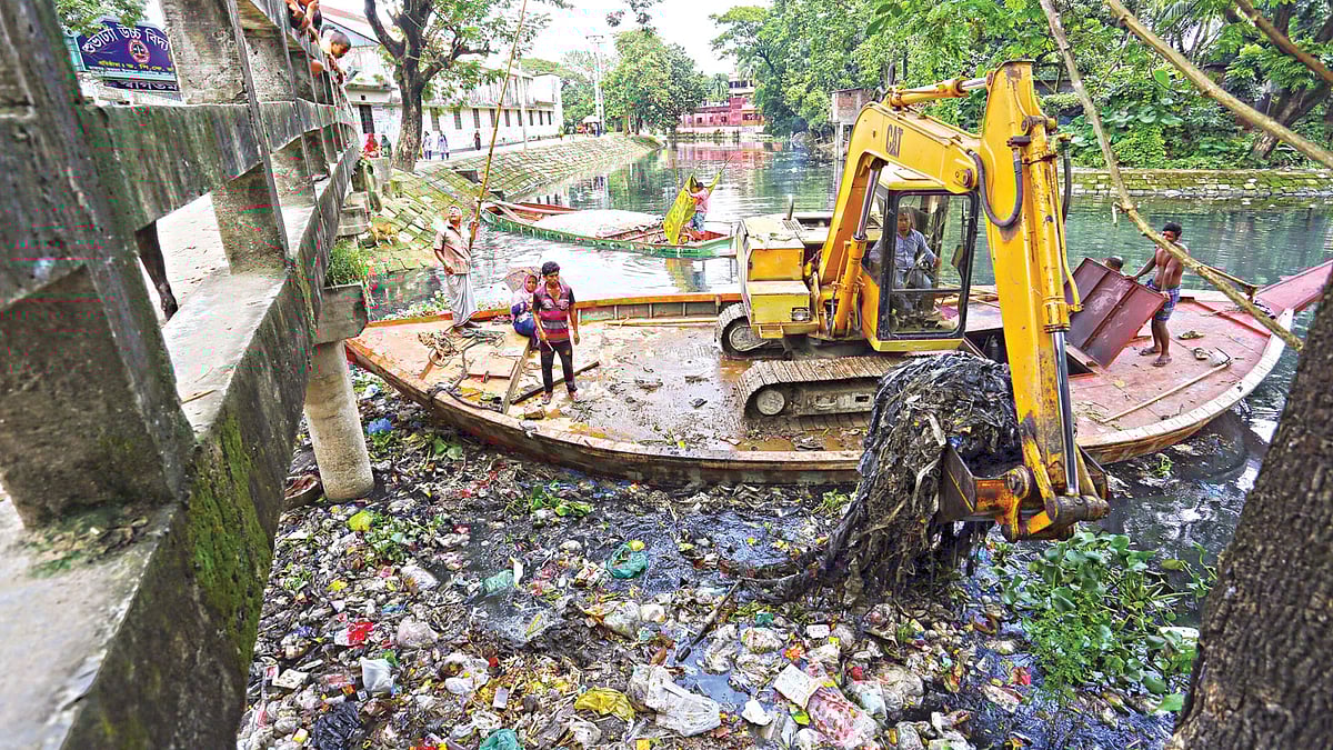 শুভাঢ্যা খালে চলছে আবর্জনা পরিষ্কারের কাজ। গতকাল দুপুরে তোলা ছবি l প্রথম আলো