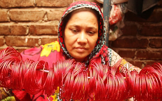 একমুঠো চুড়িতে নির্দিষ্ট পরিমাণের চুড়ি থাকে। ছবি: আবদুস সালাম