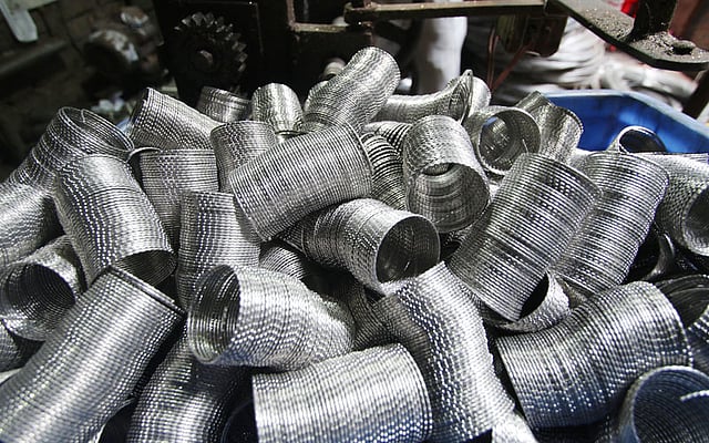 অ্যালুমিনিয়াম তার দিয়ে তৈরি করা হয় এসব চুড়ি। ছবি: আবদুস সালাম