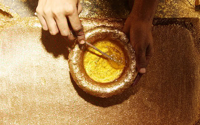 চুড়ি রং করতে তৈরি করা হচ্ছে সোনালি রং। ছবি: আবদুস সালাম