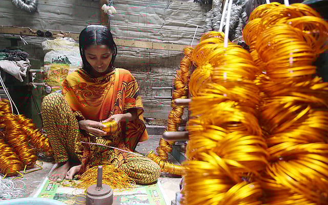 চুড়ির আকৃতি ঠিকঠাক করছেন একজন শ্রমিক। ছবি: আবদুস সালাম