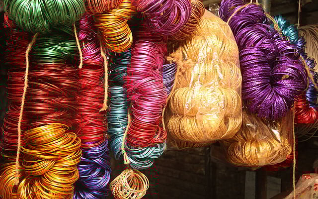 থরে থরে ঝুলিয়ে রাখা হয়েছে নানা রঙের চুড়ি। ছবি: আবদুস সালাম