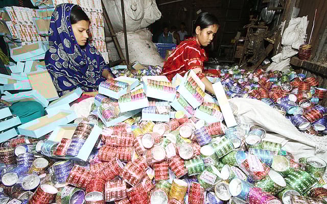 বাজারজাত করার জন্য তৈরি চুড়িগুলো বাক্সে ভরা হচ্ছে। ছবি: আবদুস সালাম