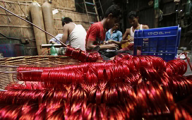 চুমকি ও জরি লাগার অপেক্ষায় লাল চুড়ি। ছবি: আবদুস সালাম