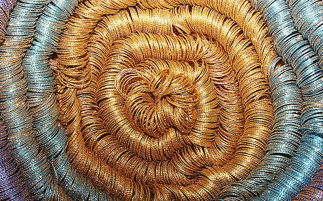 শুকানোর জন্য রাখা হয়েছে সদ্য রং করা চুড়ি। ছবি: আবদুস সালাম