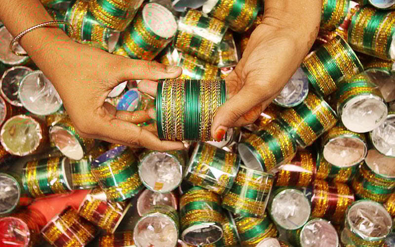 ঈদকে সামনে রেখে বিভিন্ন প্রসাধন সামগ্রীর মতো চুড়ির চাহিদাও বেড়ে যায়। রাজধানীর লালবাগের শহীদনগরে রয়েছে বেশ কয়েকটি ধাতব চুরির কারখানা। বাড়তি চাহিদা মেটাতে ব্যাপক কর্মযজ্ঞ চলছে কারখানাগুলোতে। ছবিটি আজ বুধবার (৭ সেপ্টেম্বর, ২০১৬) তোলা। ছবি: আবদুস সালাম