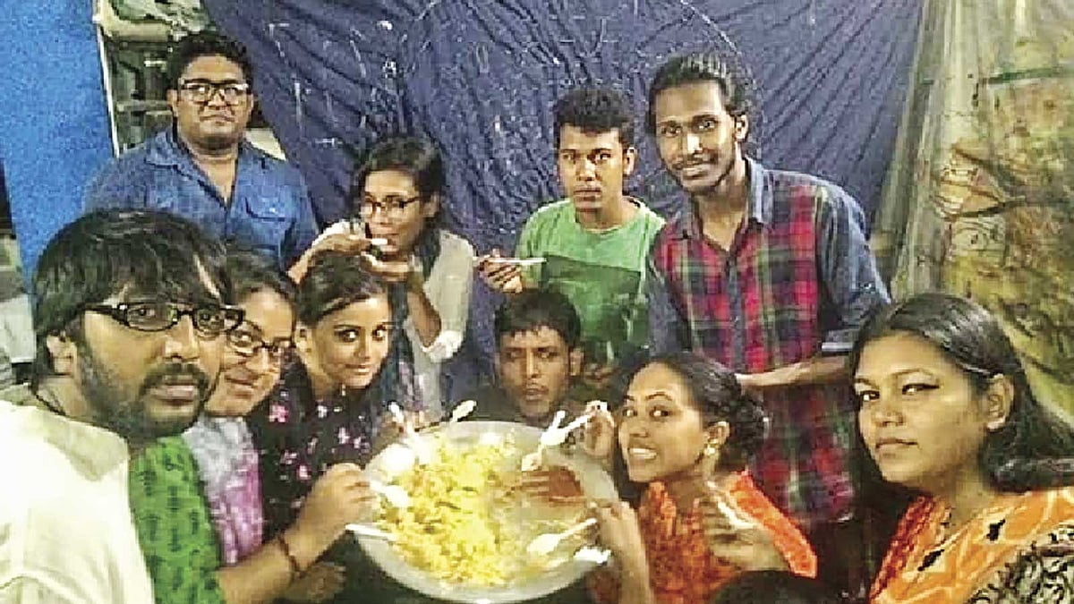মহড়ায় প্রাচ্যনাট নাট্যদলের কর্মীদের একসঙ্গে খাওয়াদাওয়া