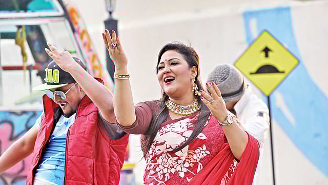‘লোকাল বাস’ মিউজিক ভিডিও শুটিংয়ে সহশিল্পীর সঙ্গে মমতাজ l ছবি: প্রথম আলো