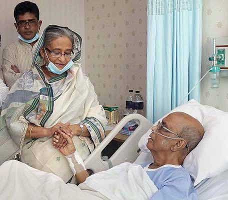 হাসপাতালে সৈয়দ শামসুল হককে দেখতে যান প্রধানমন্ত্রী শেখ হাসিনা। পেছনে প্রধানমন্ত্রীর বিশেষ সহকারী মাহবুবুল হক শাকিল। ছবি ফেসবুক থেকে সংগৃহীত