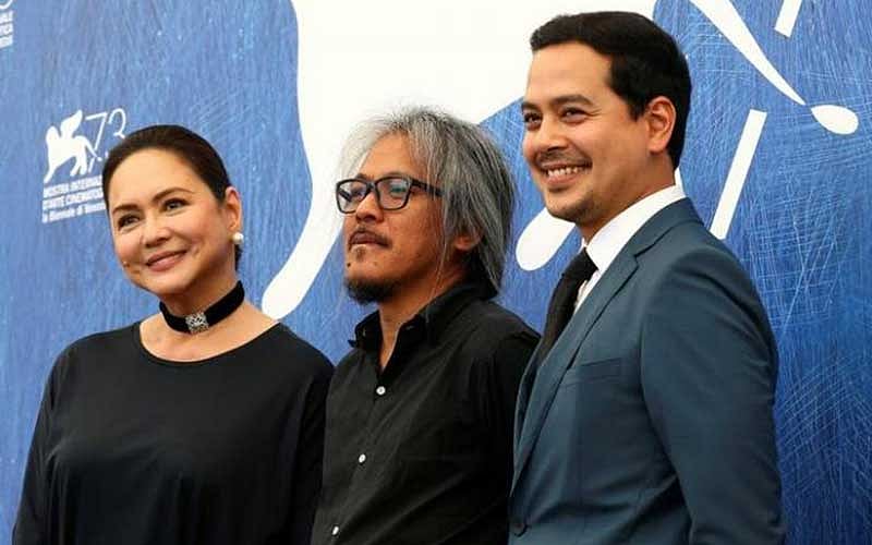 পরিচালকের সঙ্গে ছবির দুই অভিনয়শিল্পী। ছবি: রয়টার্স