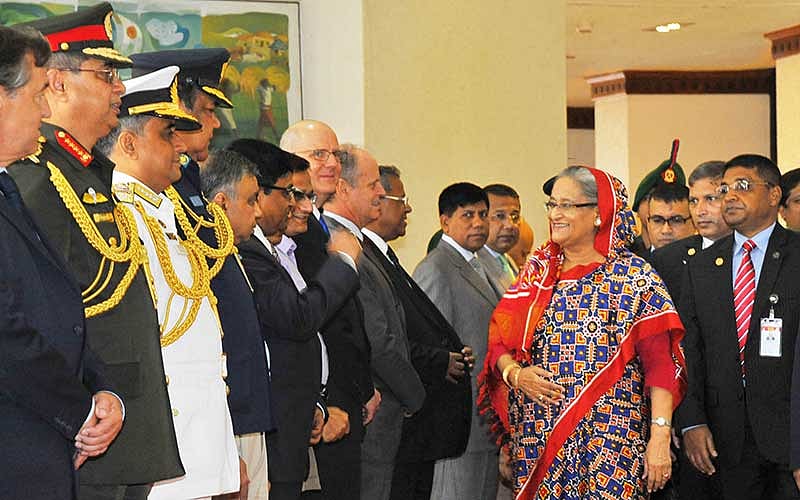 প্রধানমন্ত্রী শেখ হাসিনা কানাডা ও যুক্তরাষ্ট্রে ১১ দিনের সরকারি সফরে আজ বুধবার সকালে ঢাকা ছেড়েছেন। ঢাকায় হজরত শাহজালাল আন্তর্জাতিক বিমানবন্দরে মন্ত্রীসহ উচ্চপদস্থ কর্মকর্তারা প্রধানমন্ত্রীকে বিদায় জানান। ছবি: ফোকাস বাংলা
