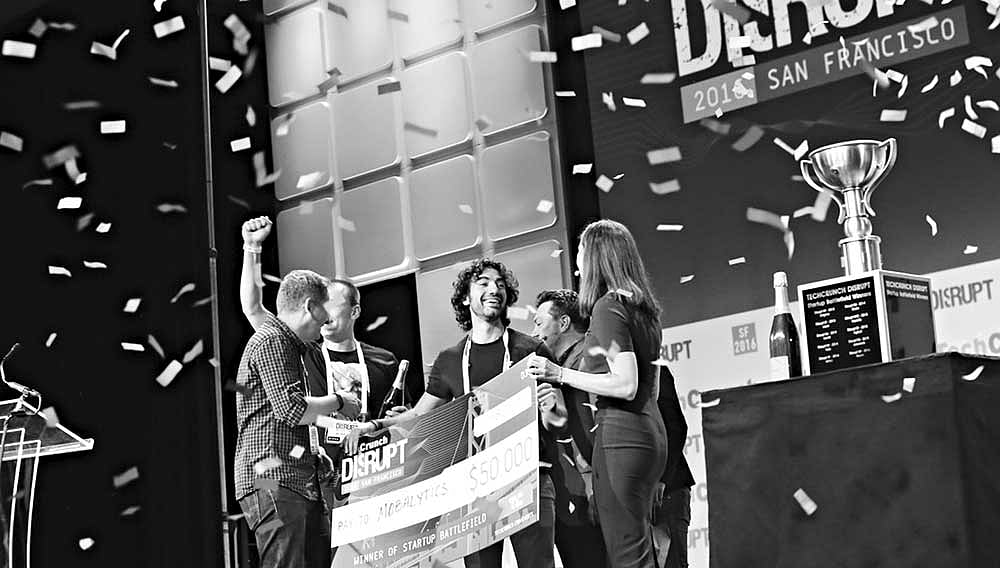 চ্যাম্পিয়ন পুরস্কার নিচ্ছেন মোবালিটিকস স্টার্টআপের উদে্যাক্তারা