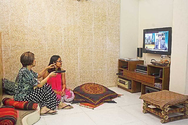 বসার ঘর সাজানোর সময় সব বয়সীদের আরাম ও স্বস্তির দিকে খেয়াল রাখতে হবে। ছবি: নকশা